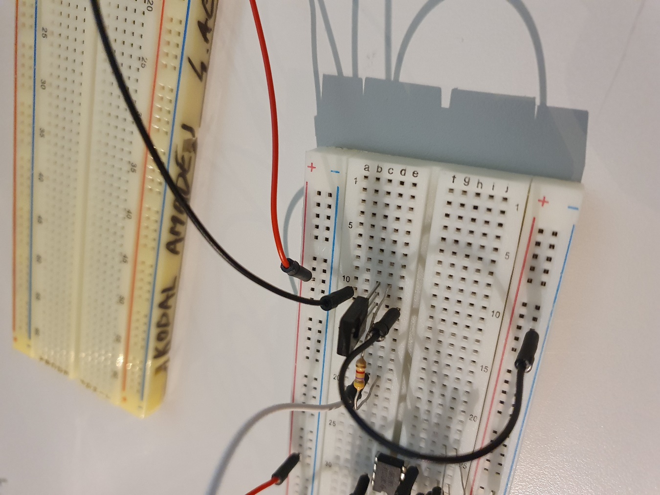 Slika, ki vsebuje besede besedilo, elektronika Opis je samodejno ustvarjen