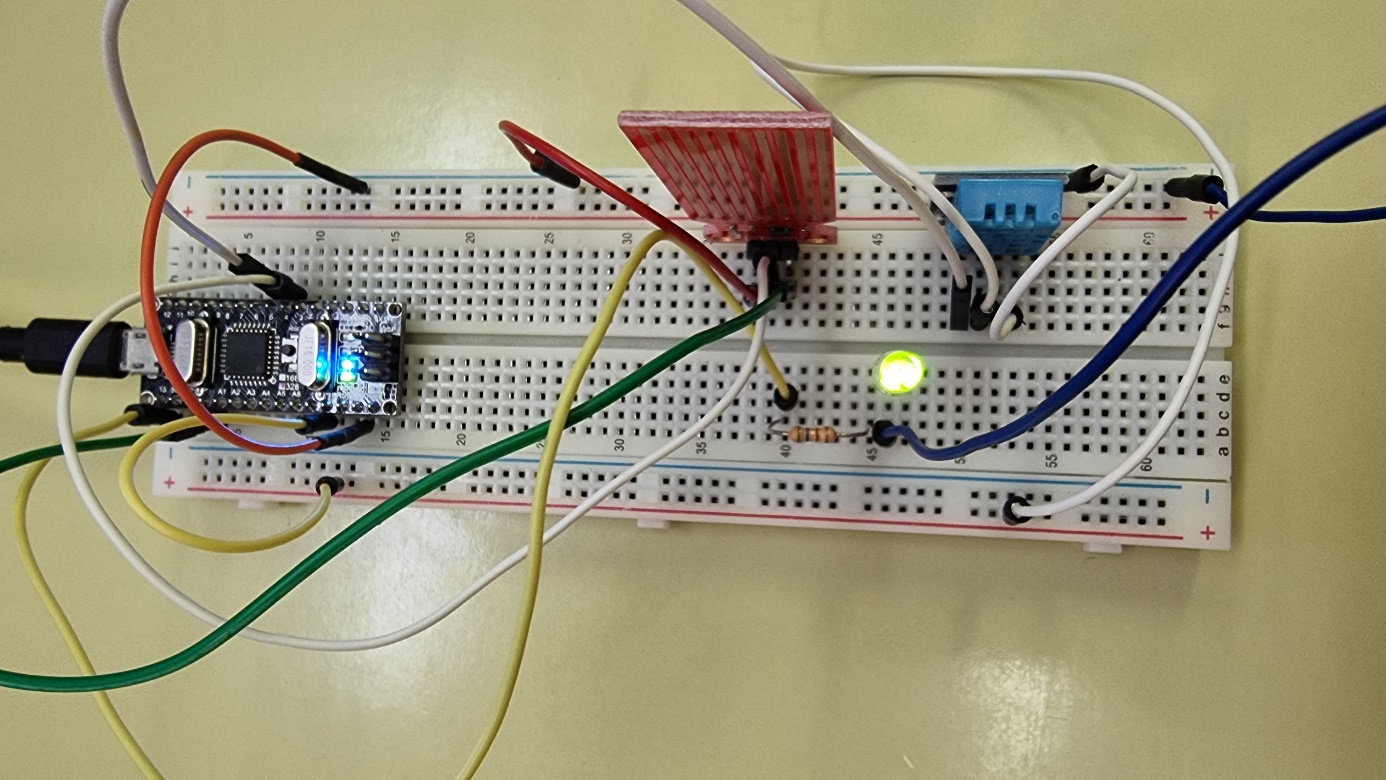 Slika, ki vsebuje besede elektronika, elektronsko inženirstvo, električna napeljava, elektronska komponenta Opis je samodejno ustvarjen