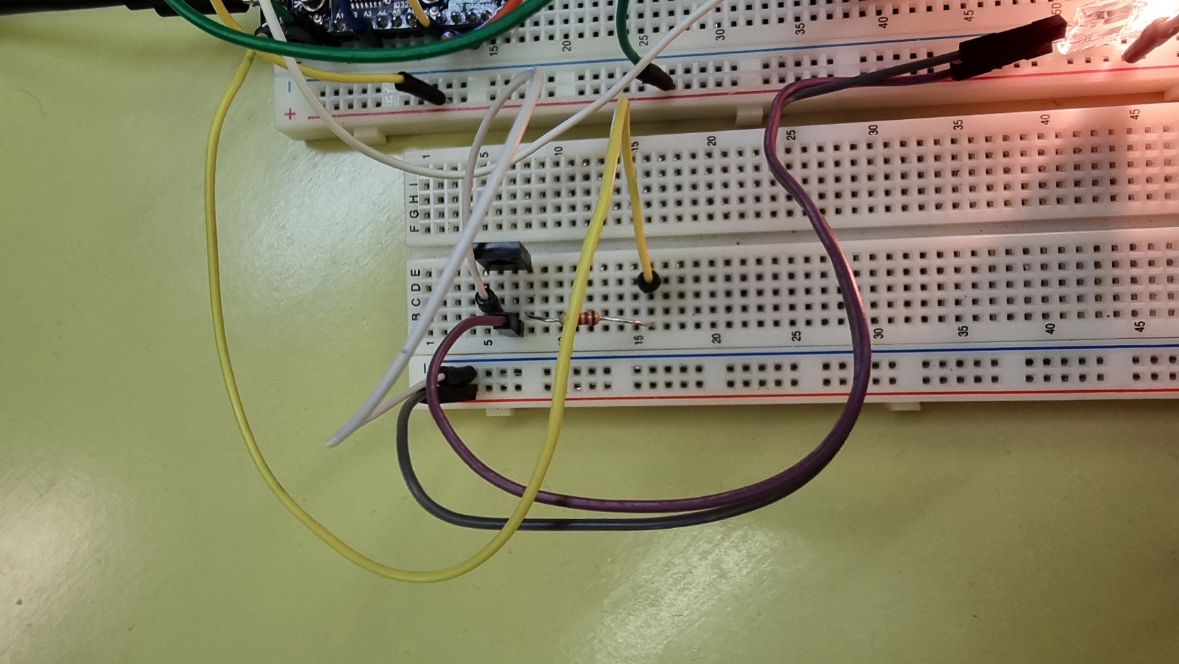 Slika, ki vsebuje besede električna napeljava, kabel, elektronsko inženirstvo, elektronika Opis je samodejno ustvarjen