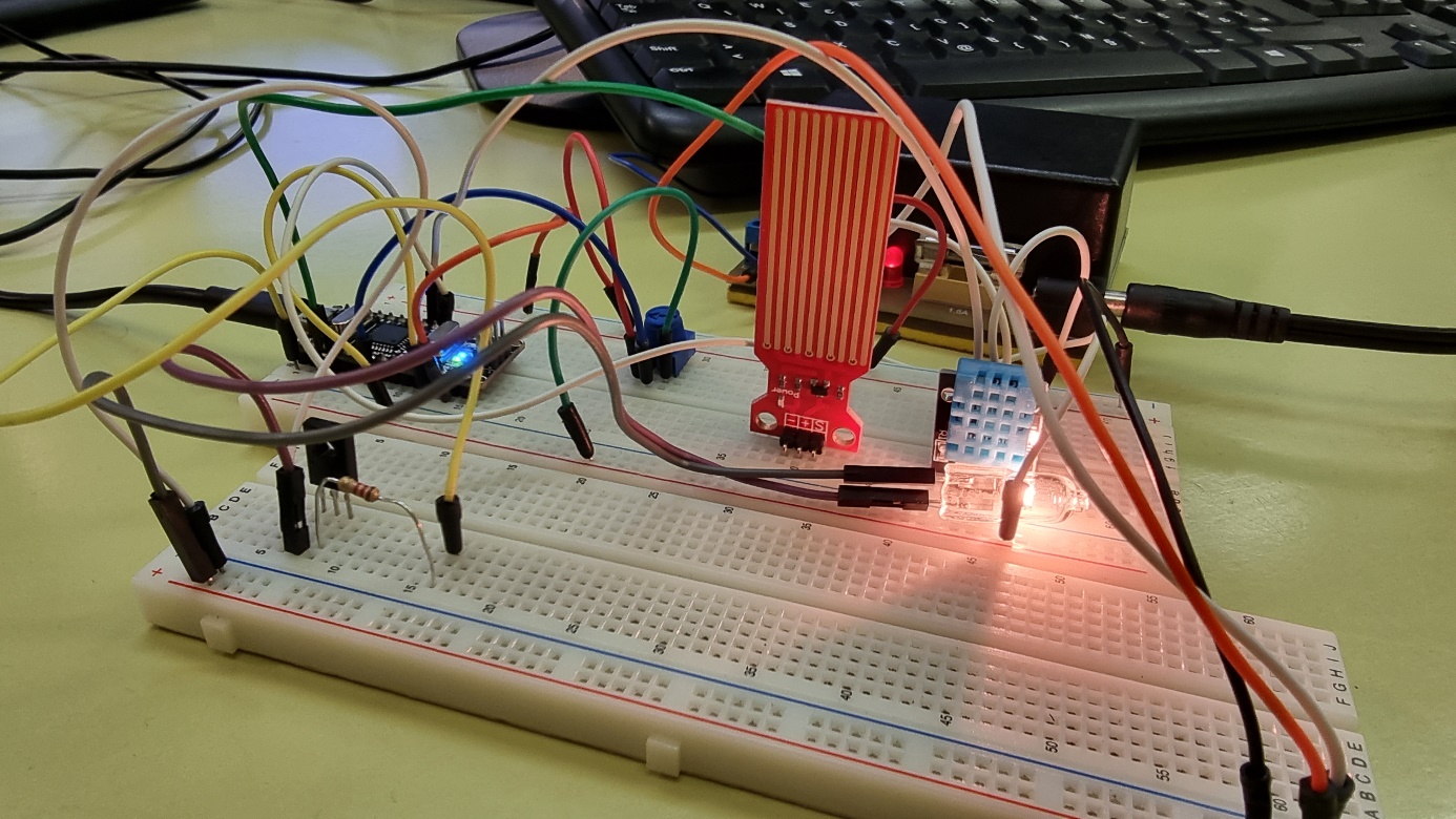 Slika, ki vsebuje besede elektronika, električna napeljava, elektronsko inženirstvo, kabel Opis je samodejno ustvarjen