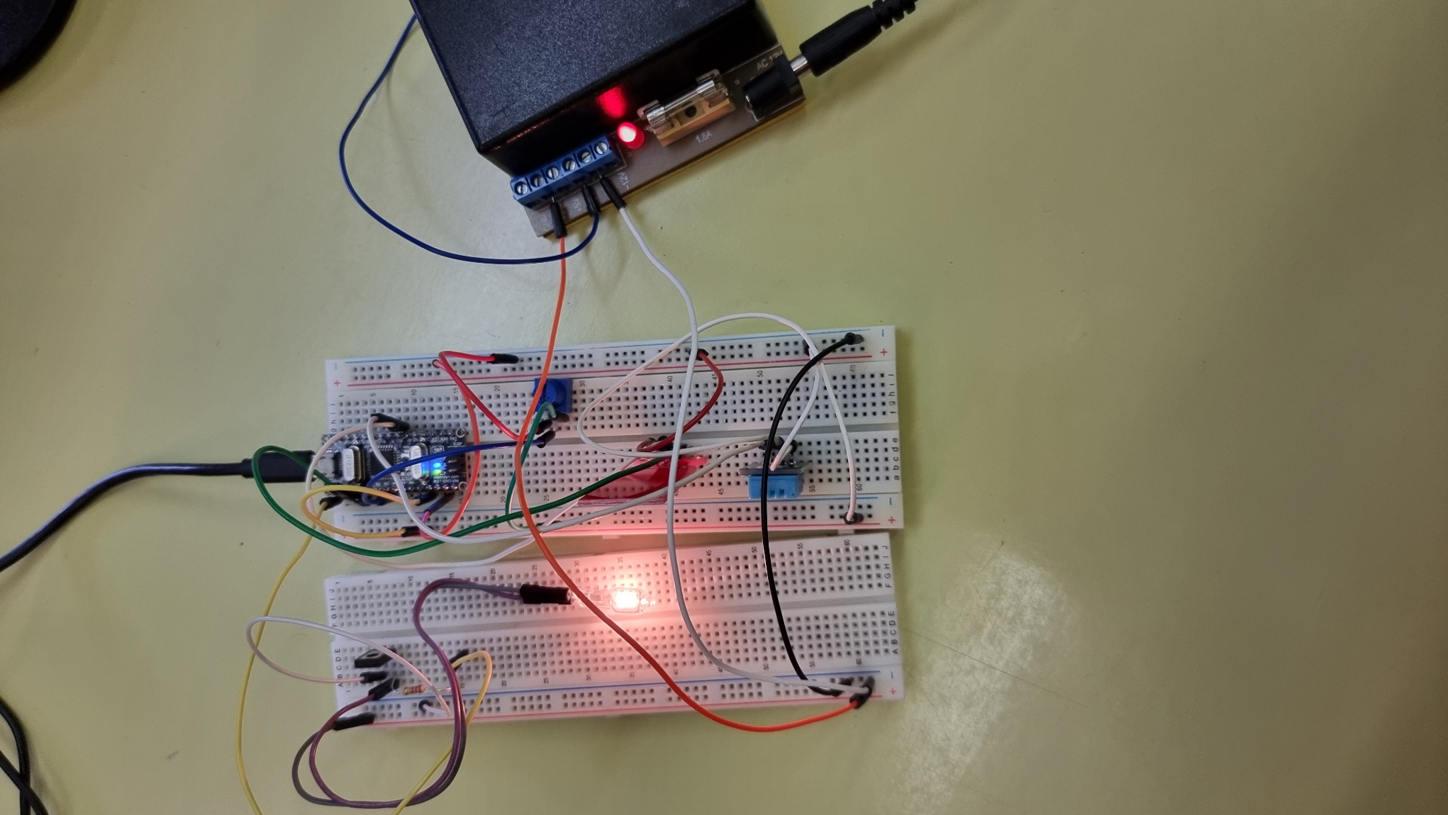 Slika, ki vsebuje besede kabel, elektronika, električna napeljava, elektronsko inženirstvo Opis je samodejno ustvarjen