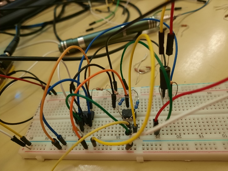 Slika, ki vsebuje besede električna napeljava, elektronsko inženirstvo, kabel, elektronika Opis je samodejno ustvarjen