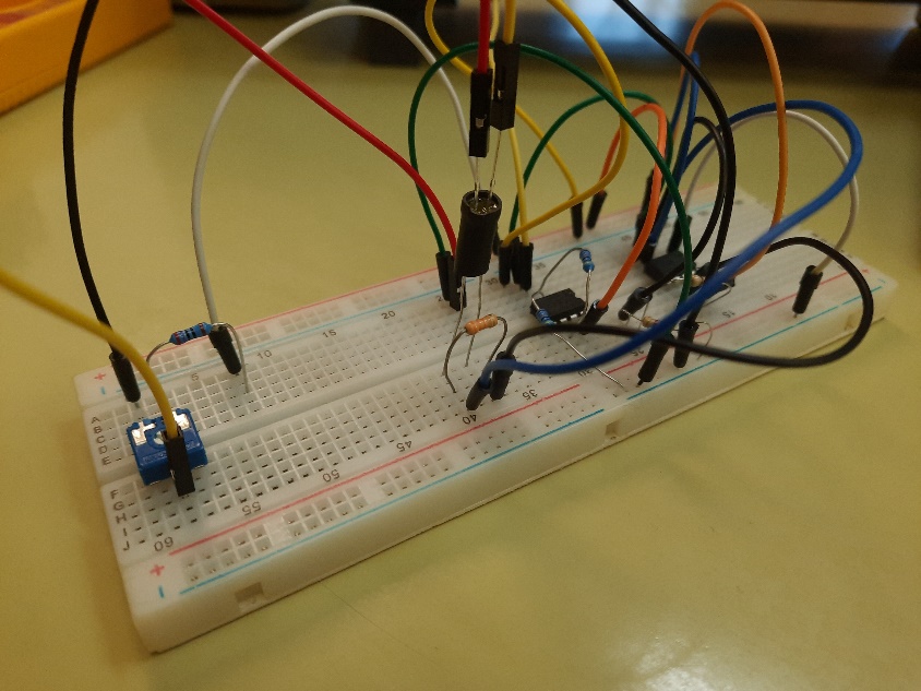 Slika, ki vsebuje besede elektronsko inženirstvo, elektronika, električna napeljava, kabel Opis je samodejno ustvarjen